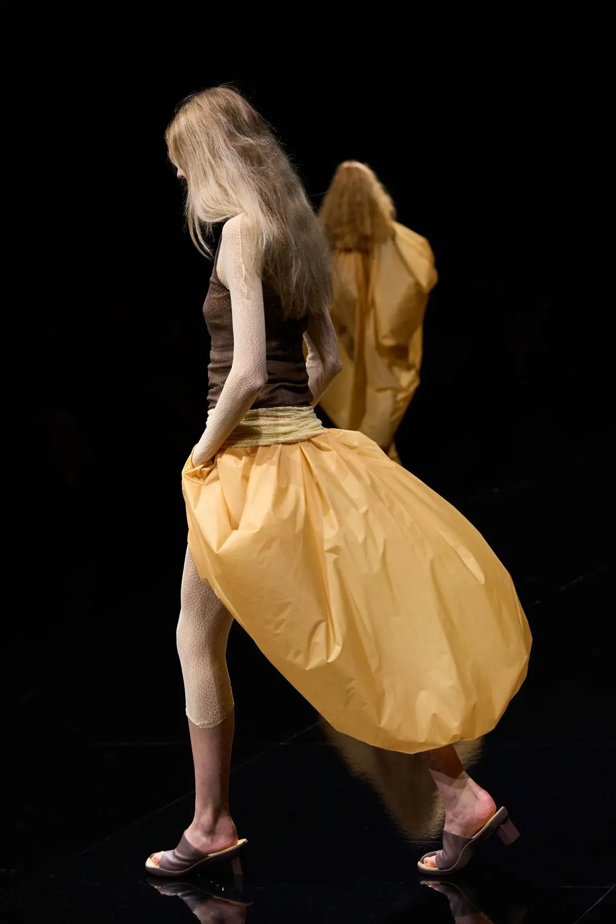 Detail. A yellow skirt from behind, full of air.