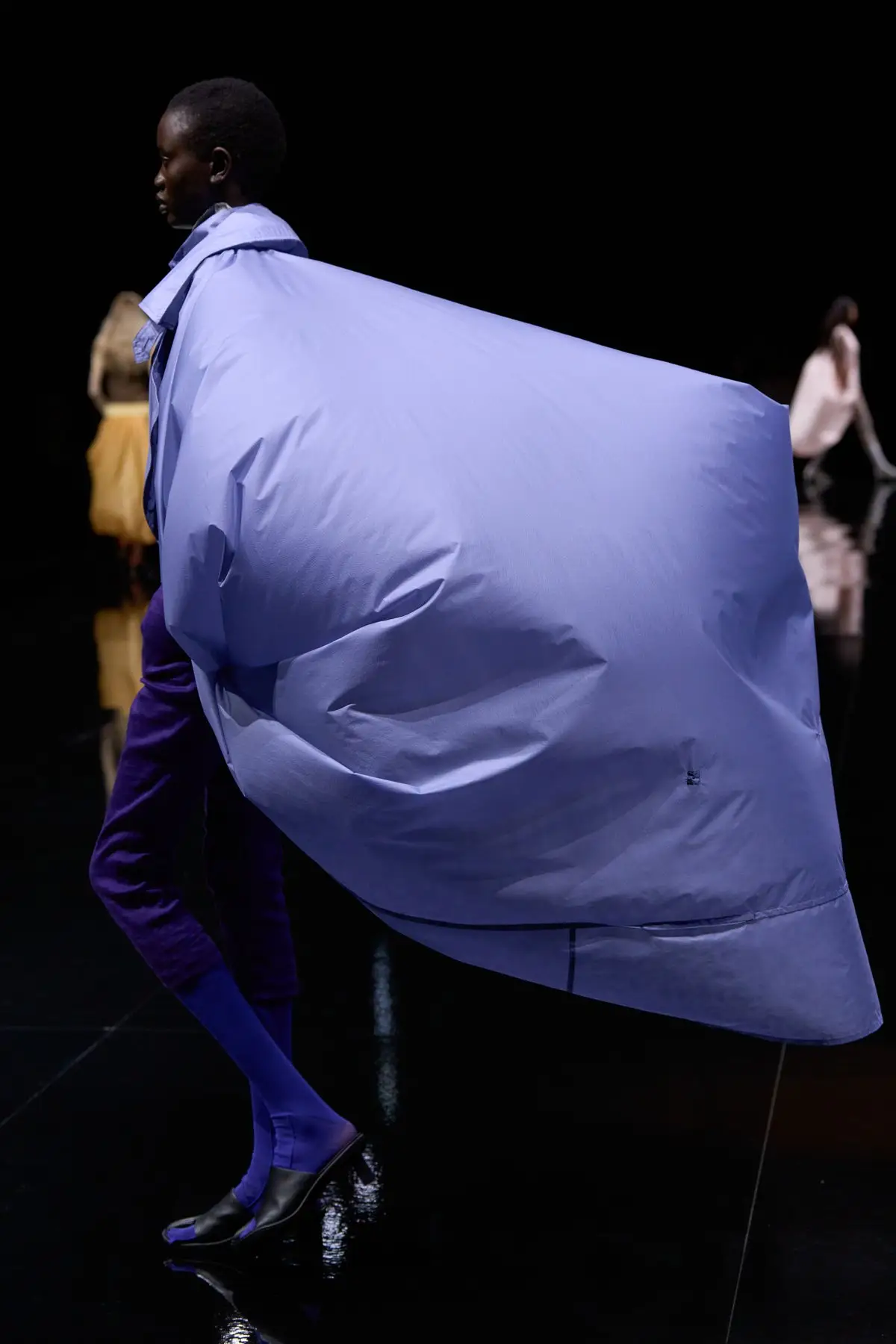Look 52, side on. The back fills with air mid stride.