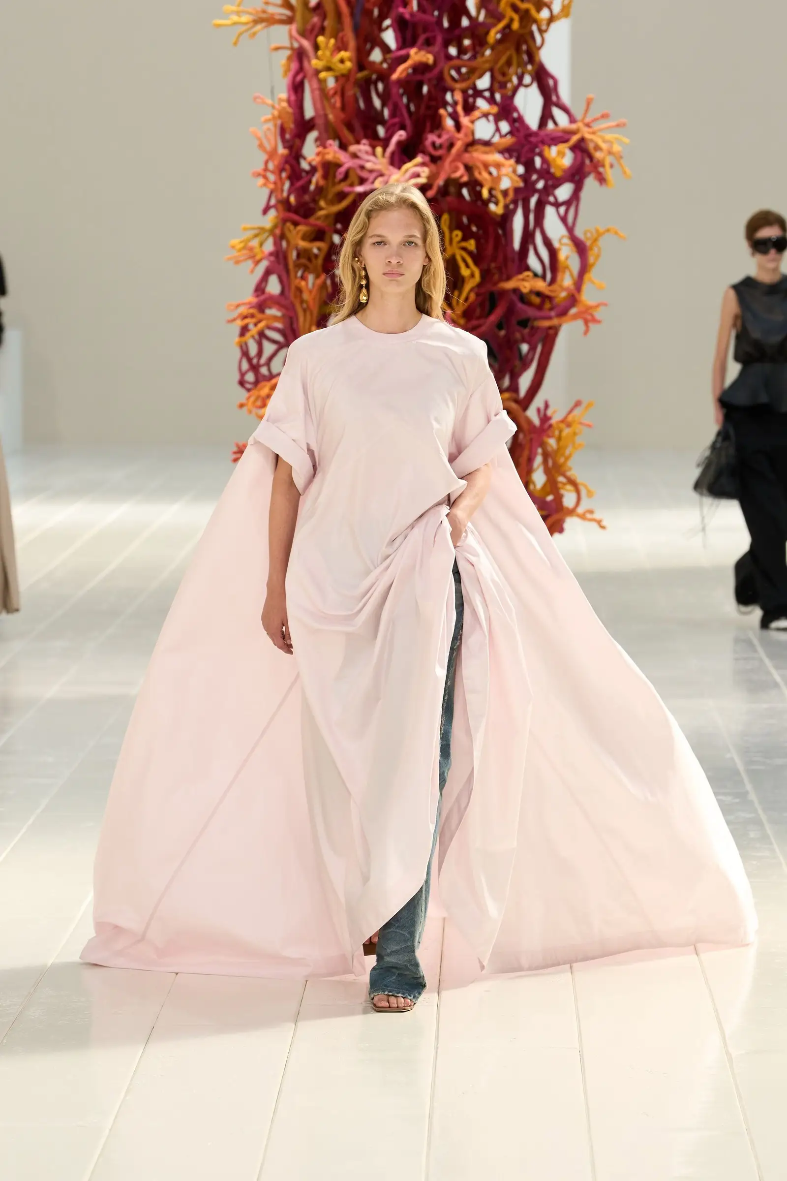 Look 58. Pale pink T-shirt lengthened into a trapeze with a train, still over blue jeans.